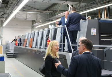 De Heidelberg Speedmaster XL 106 waarop AGI van de Steeg veel luxe verpakkingen bedrukt, na de officiële ingebruikname. Rechtsboven Heidelberg Chief Technology Officer Stephan Plenz, rechtsonder directeur Hermen Nassette van AGI van de Steeg.