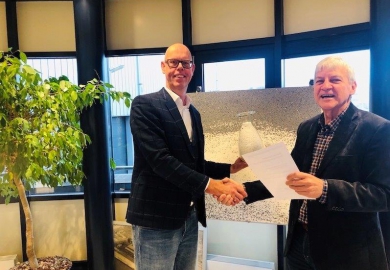 Overhandiging eerste cijfers t.a.v. airpop (EPS)-inzameling door dhr. W. Roodzant (voorzitter Stybenex Verpakkingen) aan dhr. E. Las (directeur en secretaris)