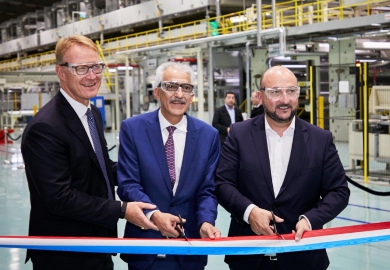 Foto van links naar rechts: Jeroen Diderich, vice president en algemeen directeur Label en Graphic Materials Europe, Kamran Kian, vice-president global operations en supply chain Label en Graphic Materials, en Etienne Schneider, plaatsvervangend minister-president, minister van Economische Zaken.
