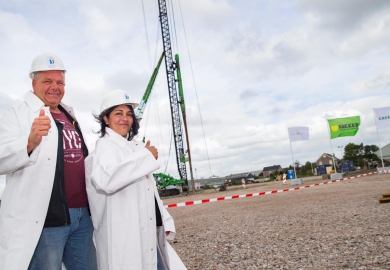 Eerste paal nieuw distributiecentrum Bakker Barendrecht