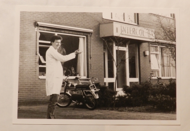Willem van der Meiden voor het pand van Intercol in de jaren 70. Willem van der Meiden is tot op de dag van vandaag werkzaam bij Intercol en een vertrouwde stem aan de telefoon