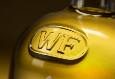 O-I: WIjnand-Fockink logo geëmbosseerd op de schouder van de fles