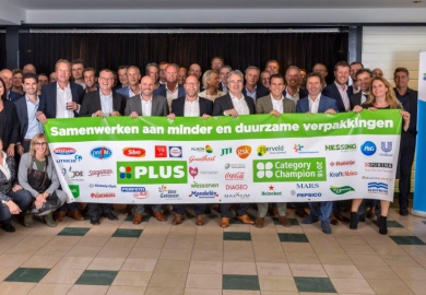 Marius Smit (links onderin), oprichter van Plastic Whale in gesprek met PLUS en veertig van haar leveranciers