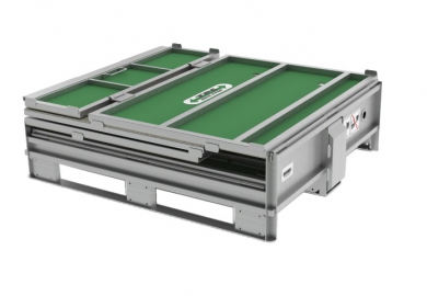 Zes plat gevouwen Unifold 1000 IBC's van TPS nemen net zoveel palletruimte in als een lege standaard IBC.