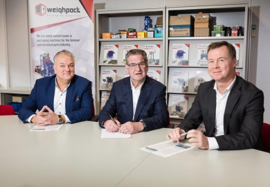 Simon Rijke (rechts) en Andries Kout (midden) ondertekenen de overeenkomst onder toeziend oog van Edward van der Ploeg (links)
