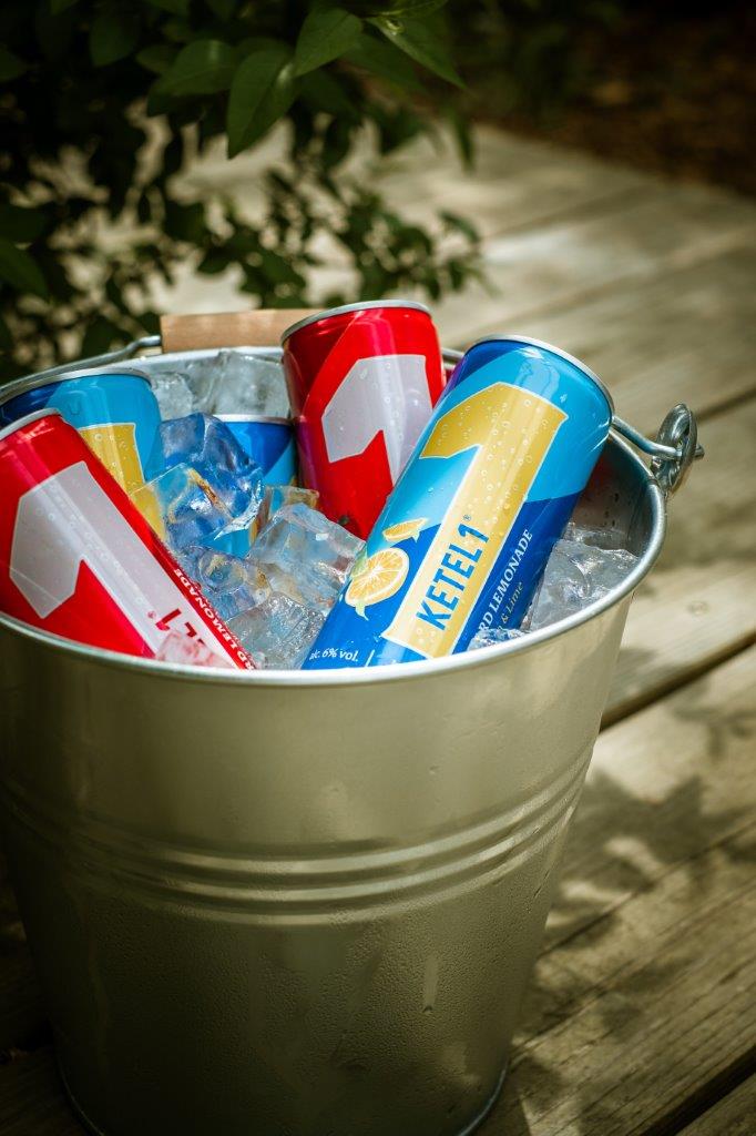 KETEL1 hard lemonades in ijsemmer