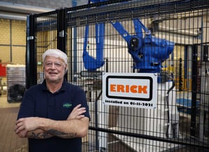 Operator Erick bij zijn robot