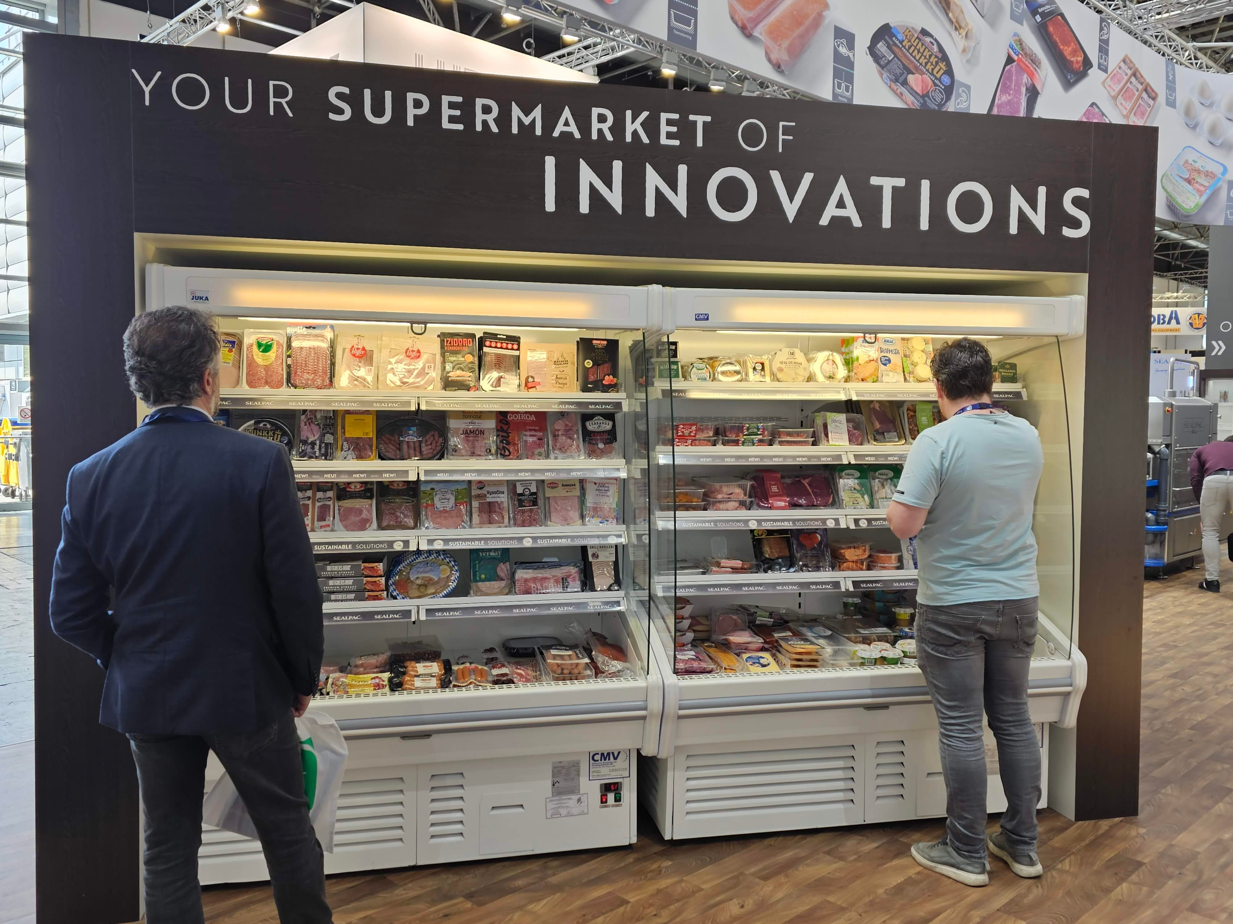 Sealpac toonde op interpack 2023 een flexibele, half-automatische traysealer voor het verpakken van kleine hoeveelheden aan producten.
