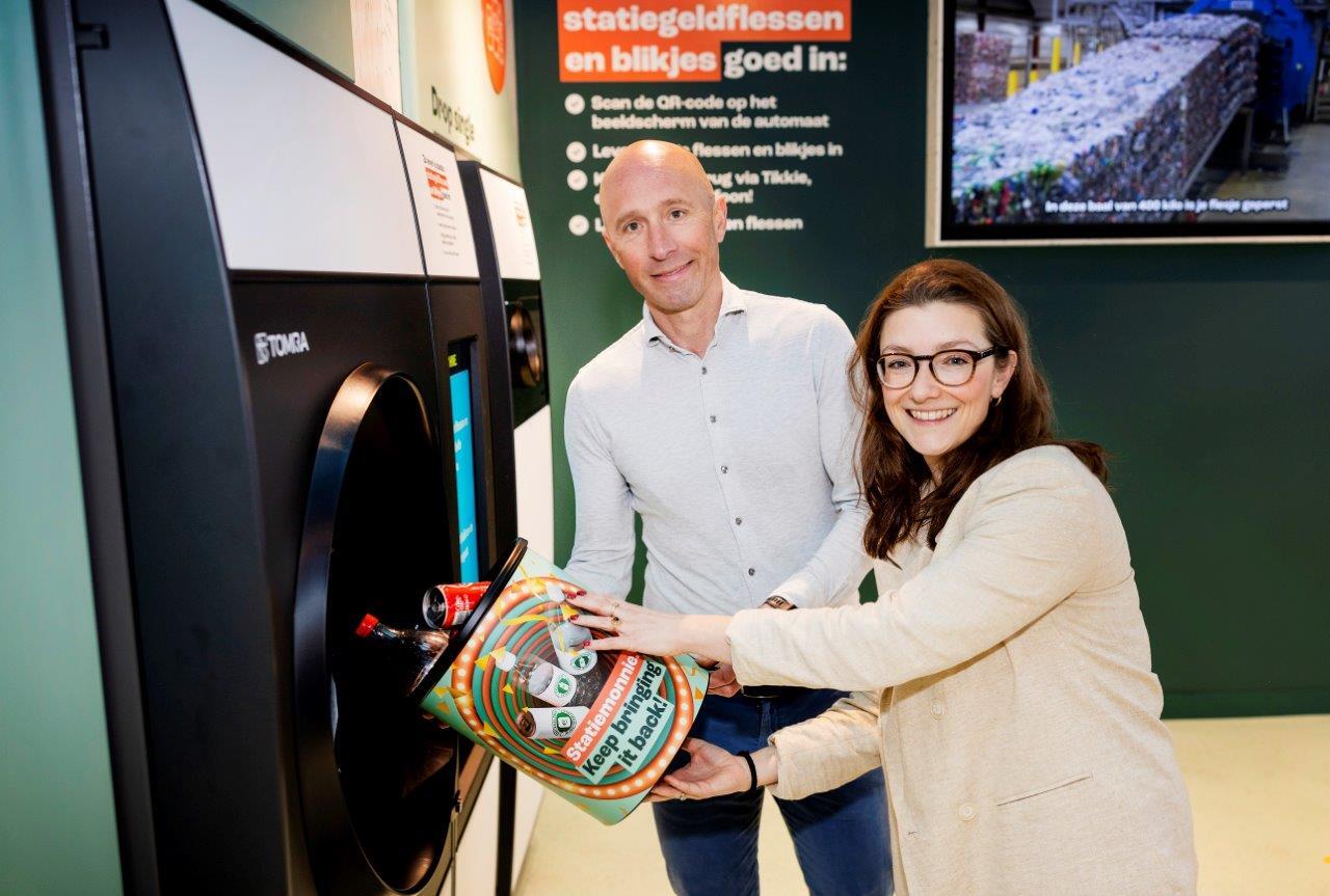 StatiegeldNL_JeroenHillen_wethouder_PrescilliaVanNoort_eerste-flesjes-en-blikjes-in-de-bulkmachine-c-Guus-Schoonewille