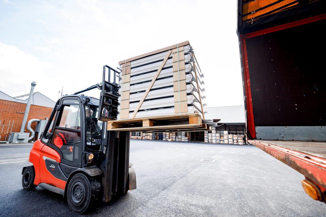 Velux, ramen op pallets voor de bouw