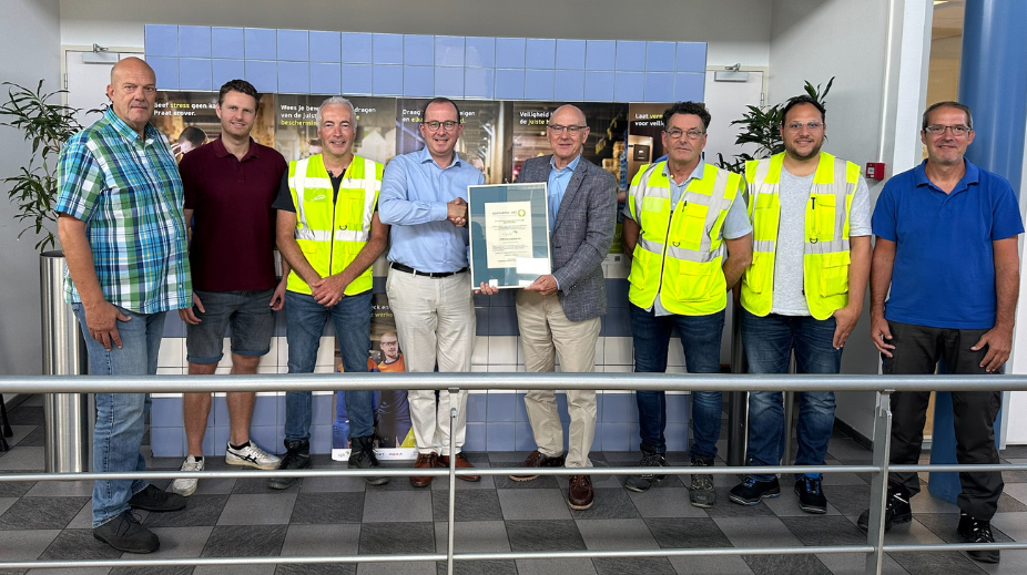 Peter van Ostaijen (CBA) overhandigt de oorkonde voor 500 dagen ongevalsvrij werken aan directeur Jan Willaert en enkele leden van het Arboteam van VPK Packaging.    