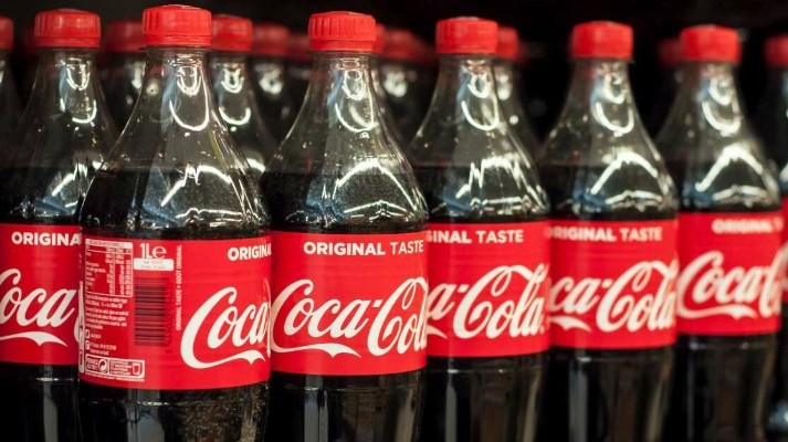 Coca-Cola investeert in Nederlandse start-up. Ze doen proeven om moeilijk te recyclen plastic om te zetten naar flessen