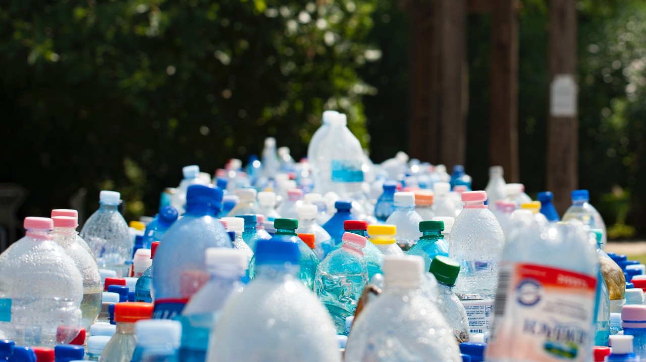 Mundi Technology: de SUP-wetgeving verplicht dat doppen voortaan vastzitten aan plastic flessen