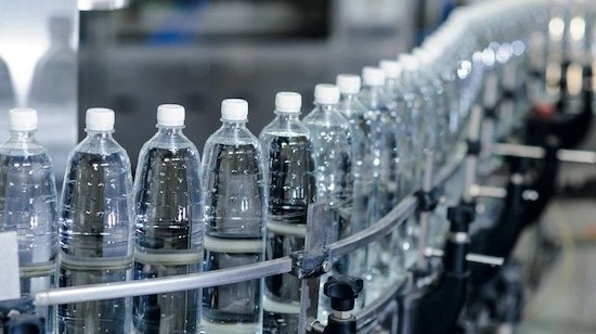 Domino onderzoekt groeiende trend van etiketloze PET-flessen