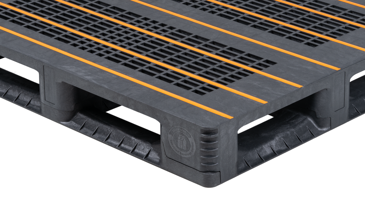 HEDRA: Nieuwe waarde uit drankenkartons: pallets van gerecycled restmateriaal