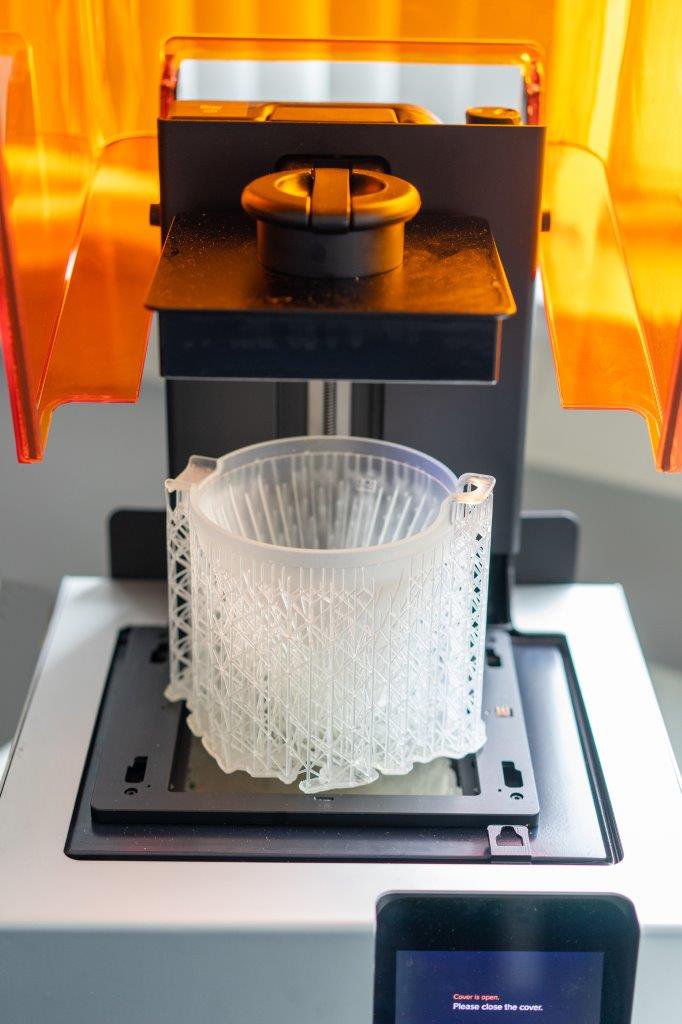 De 3D printer Form 2 van Formlabs print een kunststoffen koffiefilterhouder.