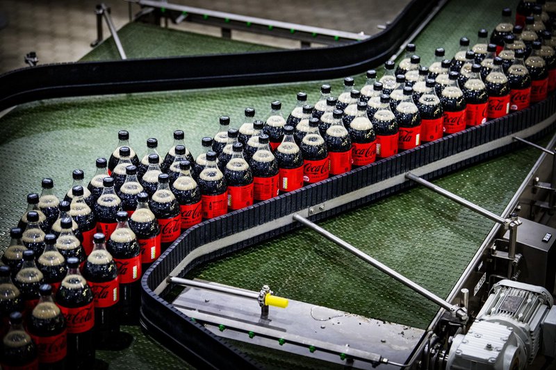 De grote Coca-Cola flessen zijn vanaf deze week op de markt.