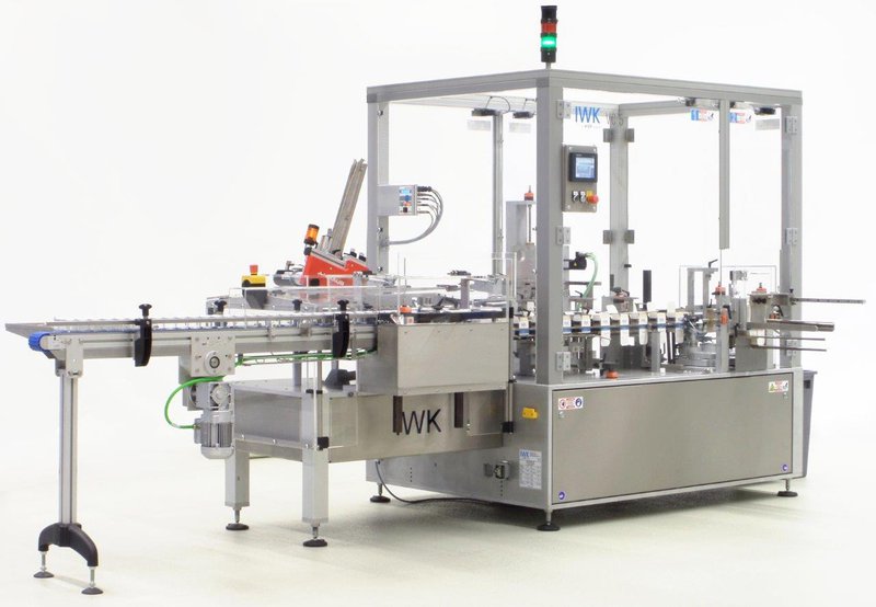 De IWK VC 5 verticale kartonneermachine is een continue bewegingsmodule die tot 120 dozen per minuut kan produceren.