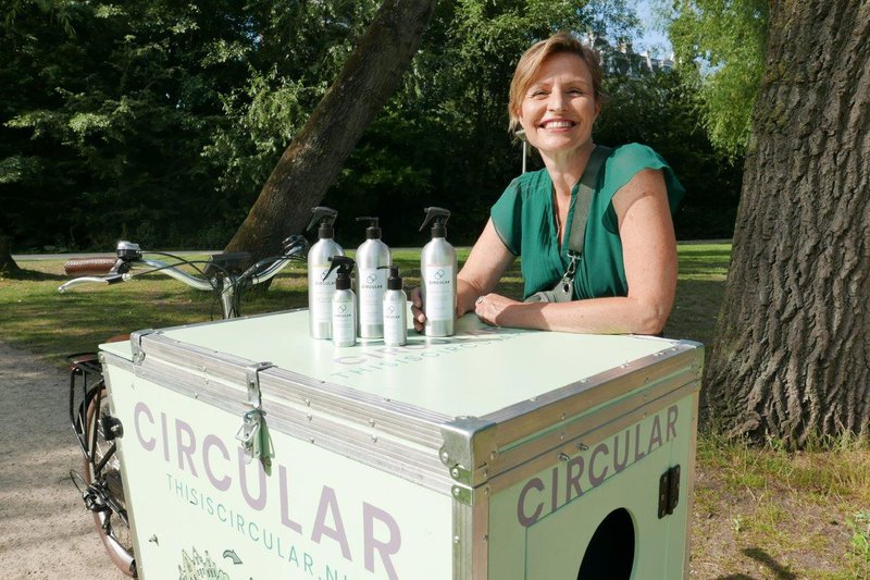 Caroline Villamizar van This is Circular bij haar cargobike.