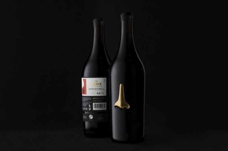 Gebruikte materialen voor de Nariz de Oro-fles zijn glas, metaal en hout. De etiketten zijn veredeld met digitale foliedruk.