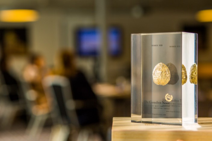 NVC: De Gouden Noot winnaarstrofee met binnenin de massief gouden noot 