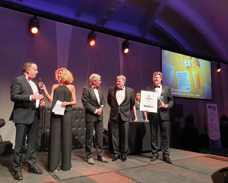 Oerlemans Plastics wint goud op EFTA Awards 2021. Uitreiking door jurylid Hanegraaf Kranenbroek.