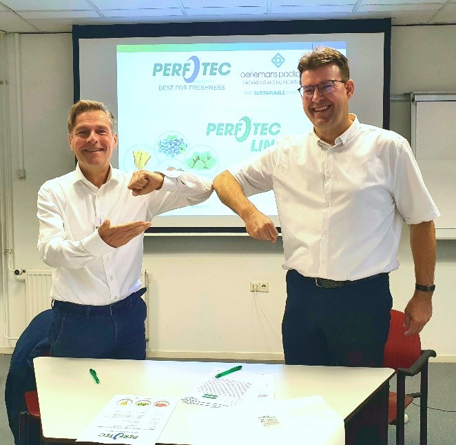 PerfoTec directeur Bas Groeneweg (links) en Oerlemans Plastics directeur Johan Kranenbroek bekrachtigen de productsverbetering-samenwerking