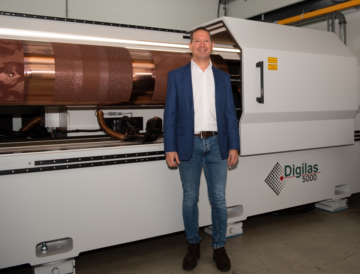 Adkow directeur André Dokter voor een recent geleverde Schepers Digilas 5000 direct laser-graveermachine bij een klant in België.