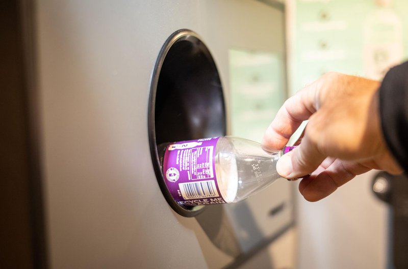 Statiegeld Nederland: ‘Er komen steeds meer innamepunten voor kleine, plastic flesjes.’
