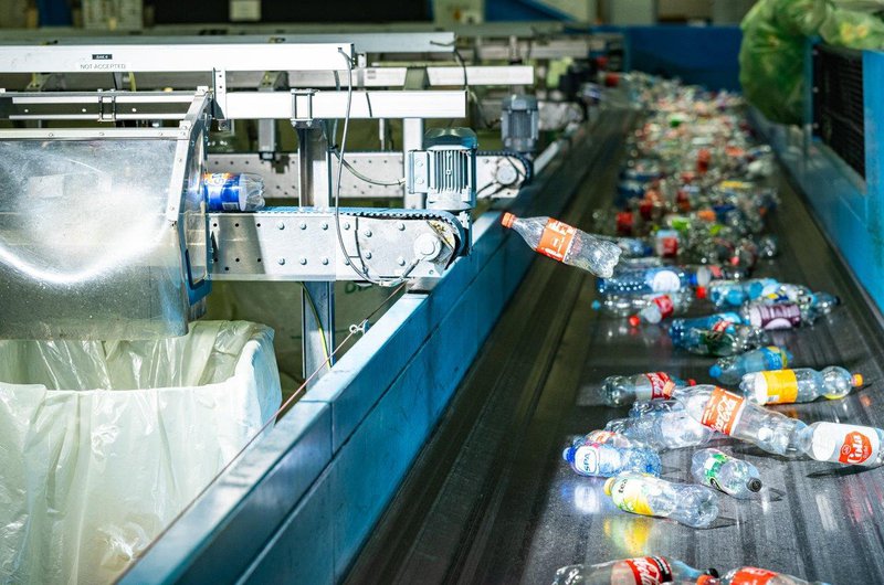  Telcentrum Utrecht: Hier worden flessen geteld en gecomprimeerd tot balen die naar de recyclingbedrijven gaan.