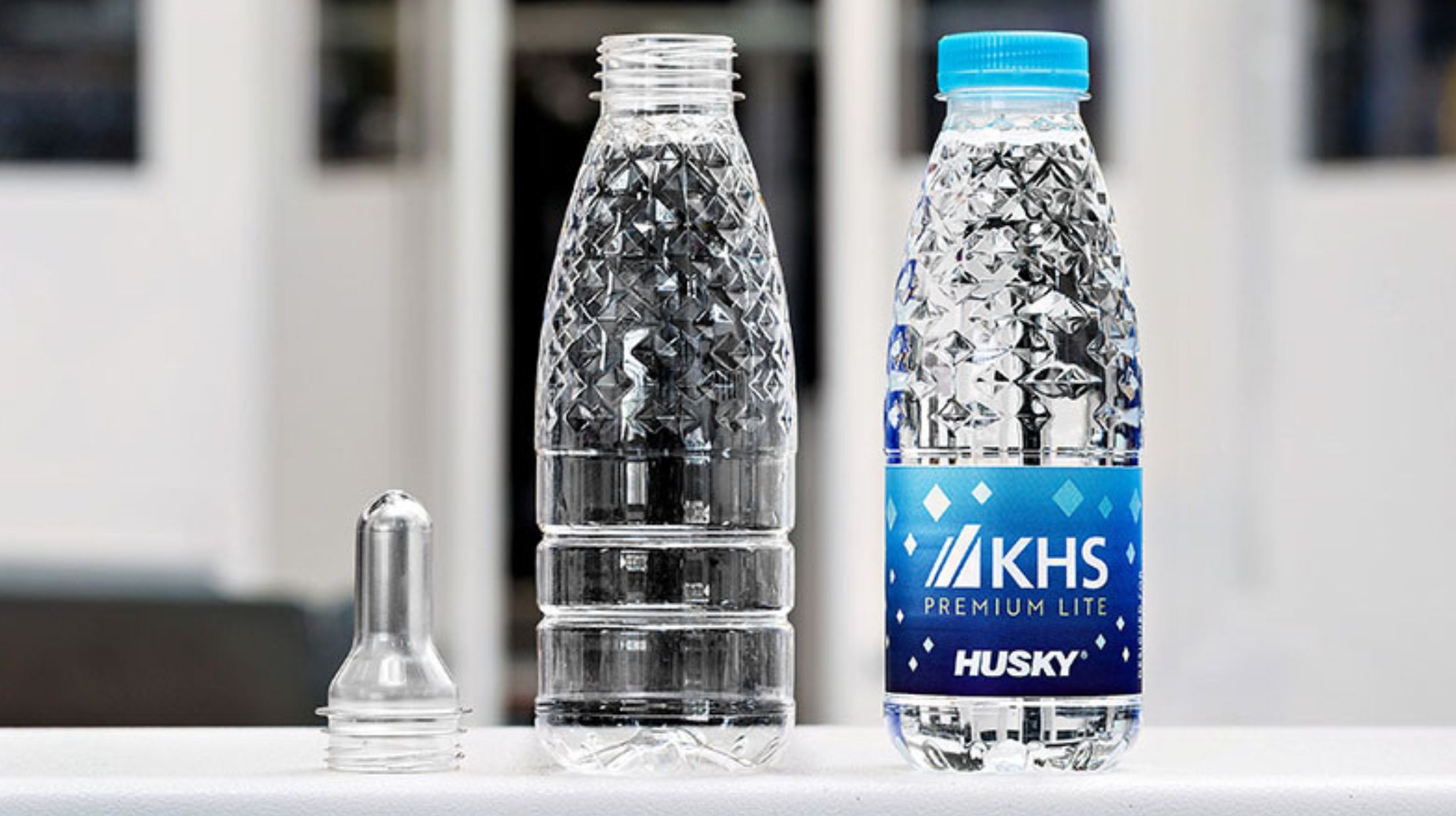 KHS introduceert lichtgewicht PET-waterfles van gerecycled materiaal