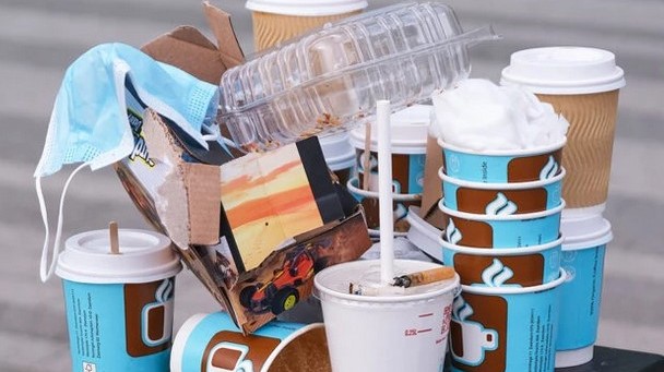 Onderzoek van Natuur & Milieu toont aan dat to-go verpakkingen nauwelijks worden gerecycled