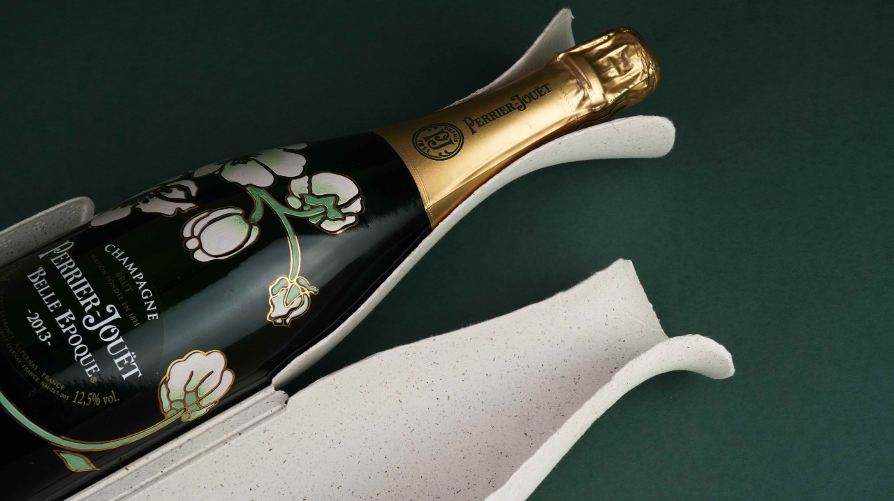 Het Franse Champagnehuis Maison Perrier-Jouët en het Engelse papierproductiebedrijf James Cropper hebben met Colourform een duurzame geschenkdoos gecreëerd voor Champagneflessen