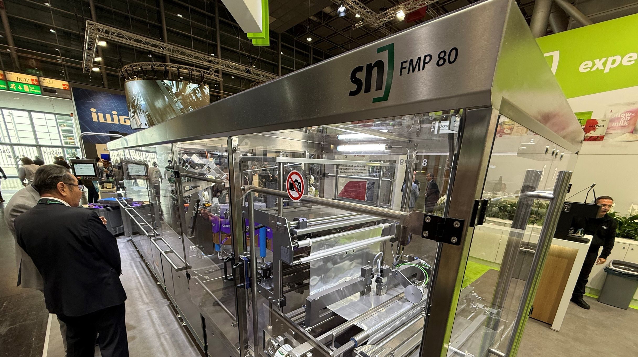 SN Maschinenbau toont pouchmachine voor gevoelige mono-folies